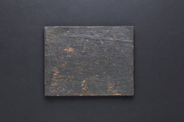 Siyah beton üzerine boş taş mutfak tahtası, üst manzara.,