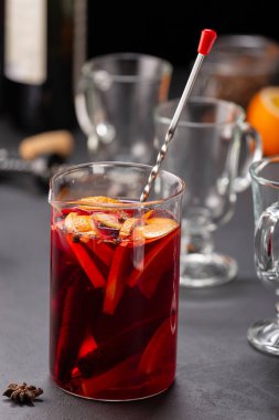 Arka planda meyve ve baharatlı alkollü şarap, geleneksel alkollü içki, Noel.