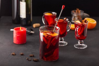 Arka planda meyve ve baharatlı alkollü şarap, geleneksel alkollü içki, Noel.