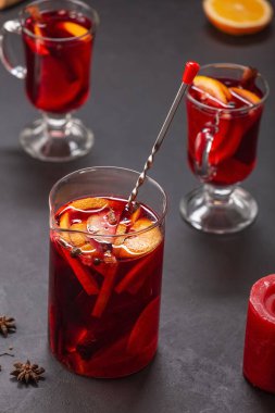 Arka planda meyve ve baharatlı alkollü şarap, geleneksel alkollü içki, Noel.