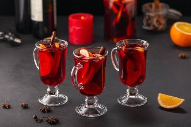 Arka planda meyve ve baharatlı alkollü şarap, geleneksel alkollü içki, Noel.