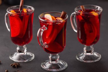 Arka planda meyve ve baharatlı alkollü şarap, geleneksel alkollü içki, Noel.