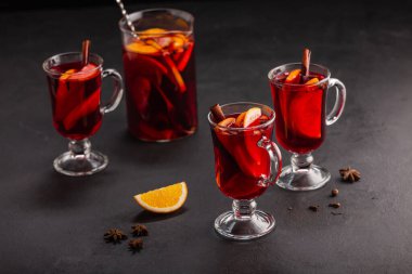 Arka planda meyve ve baharatlı alkollü şarap, geleneksel alkollü içki, Noel.