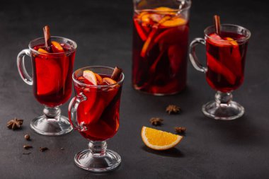 Arka planda meyve ve baharatlı alkollü şarap, geleneksel alkollü içki, Noel.