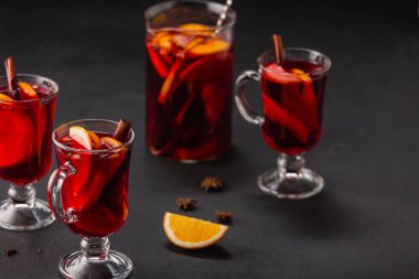 Arka planda meyve ve baharatlı alkollü şarap, geleneksel alkollü içki, Noel.