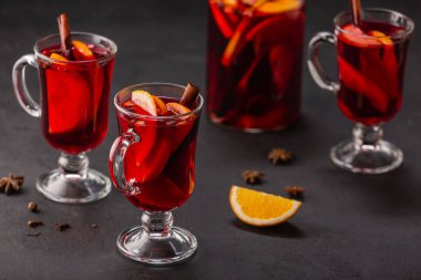 Arka planda meyve ve baharatlı alkollü şarap, geleneksel alkollü içki, Noel.