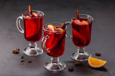 Arka planda meyve ve baharatlı alkollü şarap, geleneksel alkollü içki, Noel.