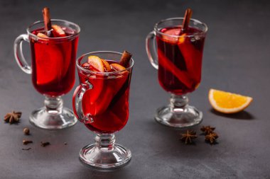 Arka planda meyve ve baharatlı alkollü şarap, geleneksel alkollü içki, Noel.