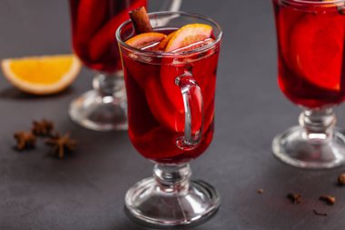 Arka planda meyve ve baharatlı alkollü şarap, geleneksel alkollü içki, Noel.