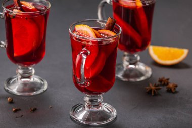 Arka planda meyve ve baharatlı alkollü şarap, geleneksel alkollü içki, Noel.