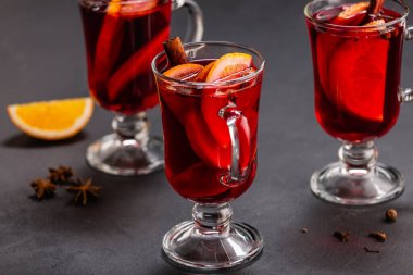 Arka planda meyve ve baharatlı alkollü şarap, geleneksel alkollü içki, Noel.