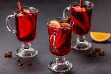 Arka planda meyve ve baharatlı alkollü şarap, geleneksel alkollü içki, Noel.