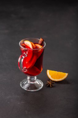 Arka planda meyve ve baharatlı alkollü şarap, geleneksel alkollü içki, Noel.