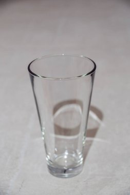 Bardaki boş uzun bardaklar açık bir masada, yakın plan.