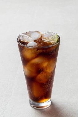 Buzlu ve limonlu rom, Küba Libre ya da Long Island Buzlu Çayı. 