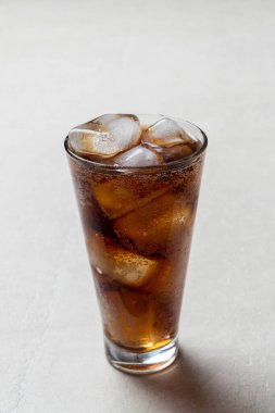 Buzlu ve limonlu rom, Küba Libre ya da Long Island Buzlu Çayı. 