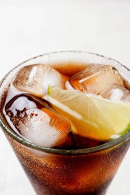 Buzlu ve limonlu rom, Küba Libre ya da Long Island Buzlu Çayı. 