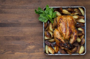 Tavuğu ahşap bir masada yakın plan ızgara yap.