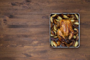 Tavuğu ahşap bir masada yakın plan ızgara yap.