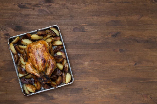 Tavuğu ahşap bir masada yakın plan ızgara yap.