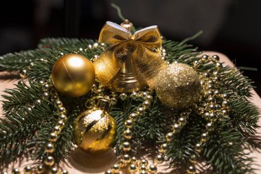 Noel ağacının dallarında Noel çanları ve ağaç süslemeleri