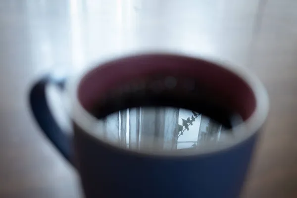 Volle Tasse Kaffee Mit Fensterreflexion Der Oberfläche — Stockfoto
