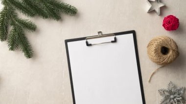 Noel Baba 'ya mektup yazan 4K numaralı hareketi durdurun. Noel eşyaları, kadın eli, aydınlık arka plan, üst manzara.