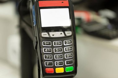 Kredi kartı ödeme terminalini kartla ya da akıllı telefonla bir mağazaya ya da restorana yakın çekim yaparak ödeyin