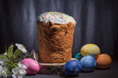 Hıristiyan Paskalya ve Paskalya yumurtaları fotokopi alanı ile koyu arkaplanı kapatır