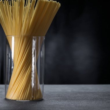 Cam bir kavanozdaki makarna görüntüsü. Yakın plan..