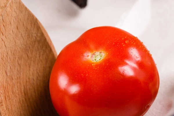 キッチンテーブルの上のトマトを閉じる 家庭料理 — ストック写真