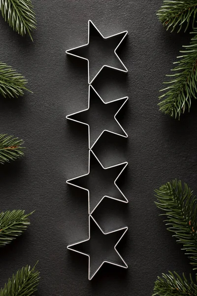 Kerst Concept Met Sterren Sparren Takken Minimalistische Stijl Zwarte Stenen — Stockfoto