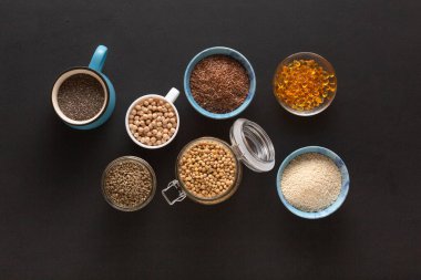 E vitamini kaynağı ve tabaklar üzerindeki besinler, boşluğu kopyala