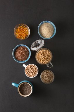 E vitamini kaynağı ve tabaklar üzerindeki besinler, boşluğu kopyala