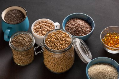 E vitamini kaynağı ve tabaklar üzerindeki besinler, boşluğu kopyala