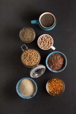 E vitamini kaynağı ve tabaklar üzerindeki besinler, boşluğu kopyala