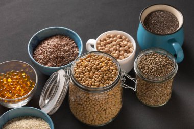 E vitamini kaynağı ve tabaklar üzerindeki besinler, boşluğu kopyala