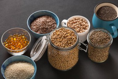 E vitamini kaynağı ve tabaklar üzerindeki besinler, boşluğu kopyala