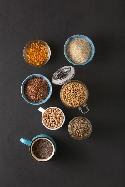 E vitamini kaynağı ve tabaklar üzerindeki besinler, boşluğu kopyala