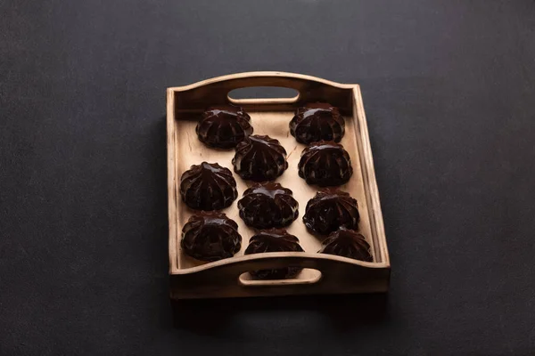 Julgodis Marshmallows Choklad Närbild Trälåda Ovanifrån — Stockfoto