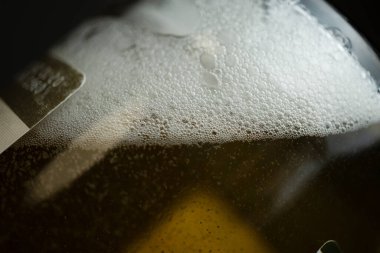 Cam şişede bira köpükleri, makro fotoğraf, yakın plan.