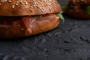 Somon ve roka ile simit, sağlıklı atıştırmalık, düzgün beslenme, yakın çekim.