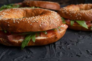 Somon ve roka ile simit, sağlıklı atıştırmalık, düzgün beslenme, yakın çekim.