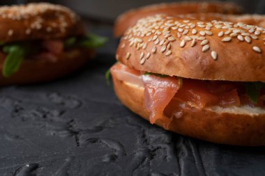 Somon ve roka ile simit, sağlıklı atıştırmalık, düzgün beslenme, yakın çekim.