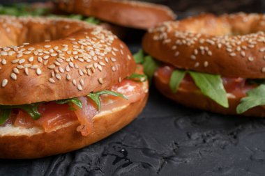 Somon ve roka ile simit, sağlıklı atıştırmalık, düzgün beslenme, yakın çekim.