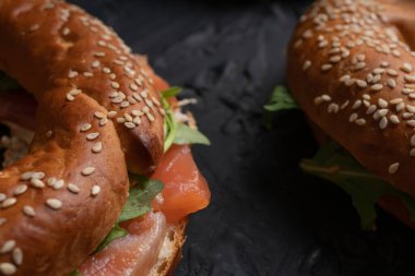 Somon ve roka ile simit, sağlıklı atıştırmalık, düzgün beslenme, yakın çekim.