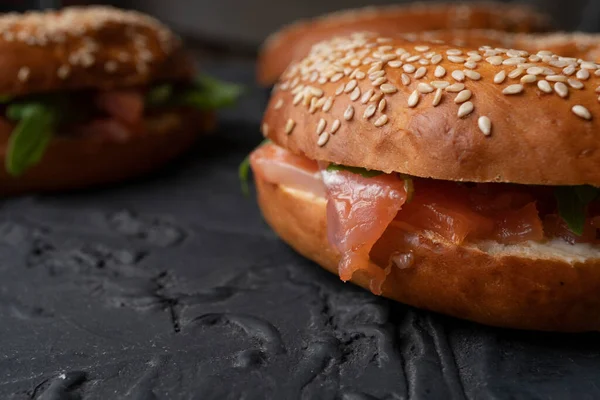 Somon ve roka ile simit, sağlıklı atıştırmalık, düzgün beslenme, yakın çekim.