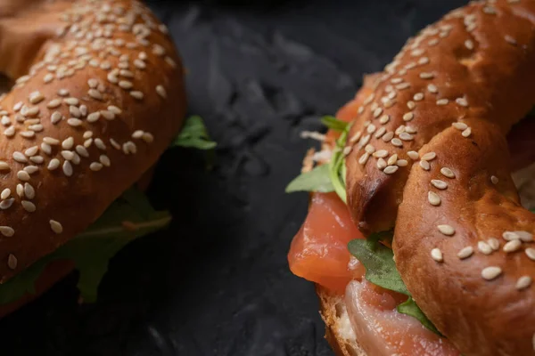 Bagels Mit Lachs Und Rucola Gesunde Zwischenmahlzeit Richtige Ernährung Nahaufnahme — Stockfoto