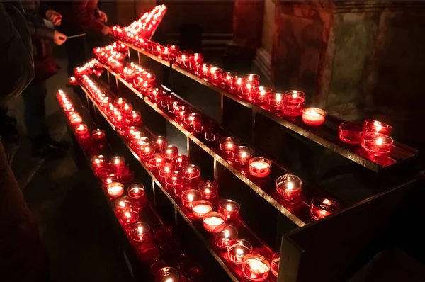Noel Bayramı Anma Günü Için Kilisede Birçok Mum Yakılır — Stok fotoğraf