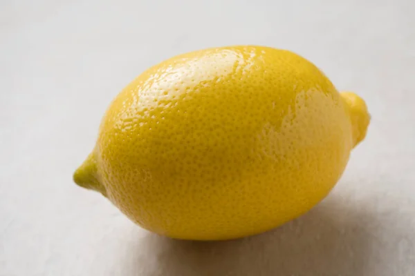 Maturare Limone Intero Uno Sfondo Cemento Chiaro Agrumi Frutta Tropicale — Foto Stock